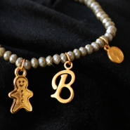 Set di ispirazione Decora i tuoi braccialetti sfaccettati con ciondoli di metallo DQ!