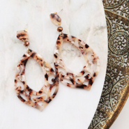 Set di ispirazione Crea orecchini di tendenza con pendenti in resina