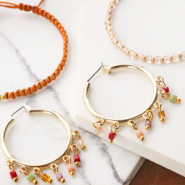 Set di ispirazione Idee creative per realizzare gioielli con le perline sfaccettate a forma di cubetto