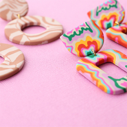 Set di ispirazione Crea orecchini funky con ciondoli in polimero