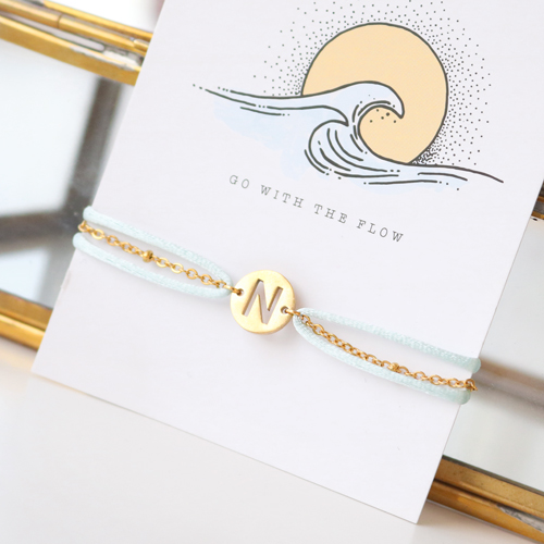 Ecco come creare braccialetti personalizzati con lettere e cordoncino di raso: