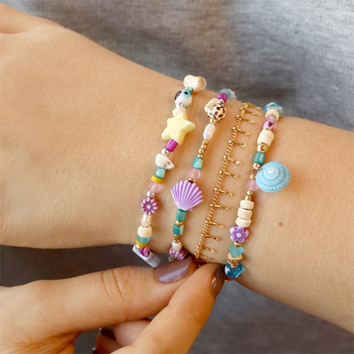 Leggi qui come realizzare braccialetti vivaci con le perline sealife e a fiori in acrilico 