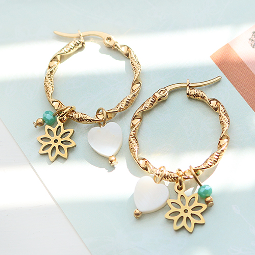 Lasciati ispirare e realizza collane e orecchini di tendenza con i ciondoli e i distanziatori in acciaio inox. 