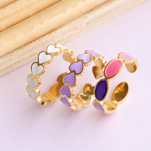 Ecco come indossare questi anelli in acciaio inossidabile dai colori vivaci.