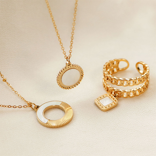 Ecco come aggiungere i ciondoli in acciaio inossidabile nella tua collezione