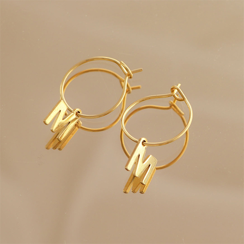 Mettiti all&rsquo;opera con i ciondoli con le iniziali in acciaio inossidabile