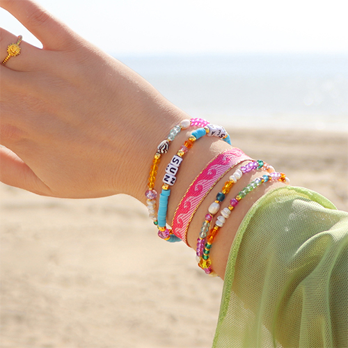 Idee per braccialetti con perline in acrilico, perline sfaccettate e nastro con testo