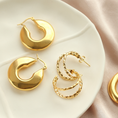 Ecco come abbinare gli orecchini in acciaio inossidabile gi&agrave; pronti