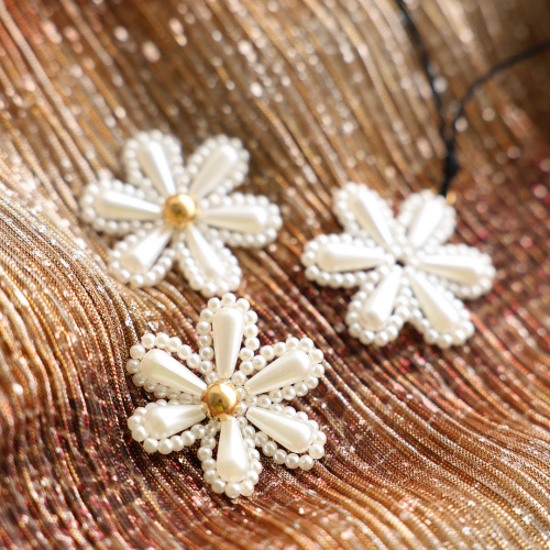 Come incorporare i pendenti sfaccettati a fiore nei gioielli per le feste