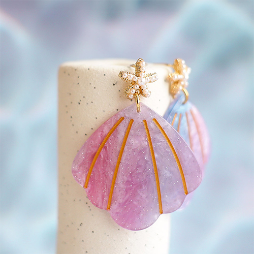 Come incorporare pendenti in resina e ciondoli in acciaio inox nei tuoi gioielli