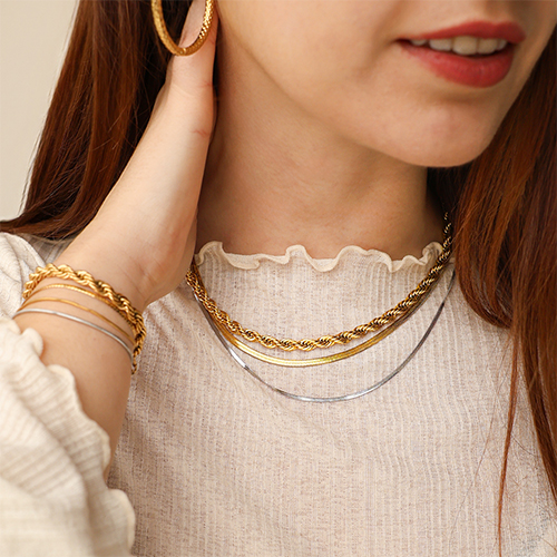 Combina collane e bracciali in acciaio inossidabile