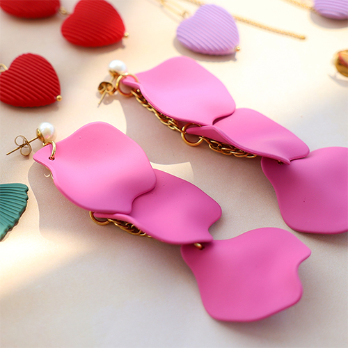 Crea una collezione statement con perline in acrilico e ciondoli 