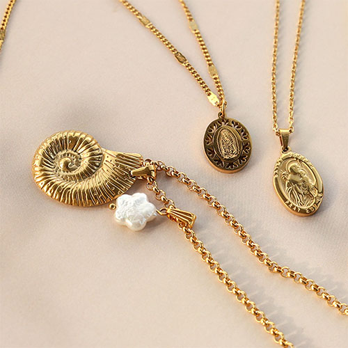 Progetta collane d&rsquo;effetto con pendenti e ciondoli in acciaio inox