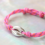 Ecco come creare bracciali alla moda con il cordoncino tubolare intrecciato: