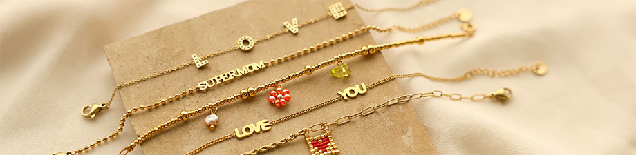 Novit&agrave; in orecchini e bracciali in acciaio inossidabile