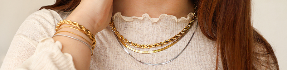 Belle collane e bracciali in acciaio inossidabile