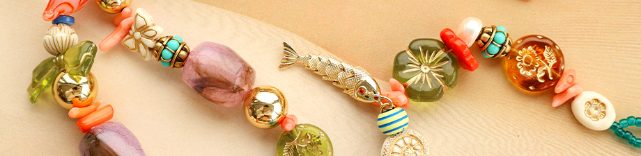 Nuova linea di perline in acrilico con dettagli dorati