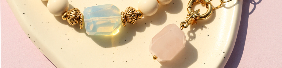 Bella collezione di perline e pendenti in pietra naturale